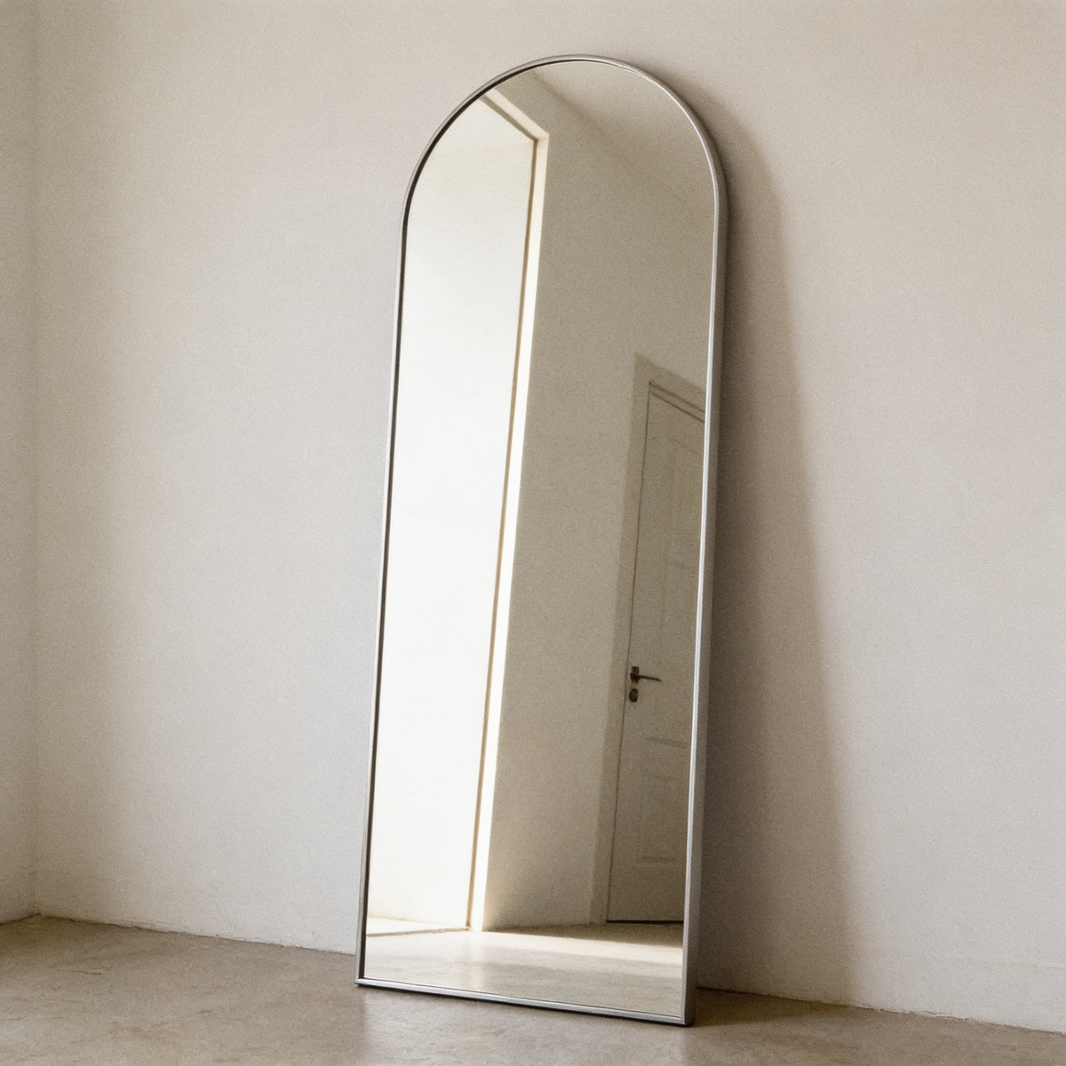 Straight undistorted reflection over the full height of the glass
